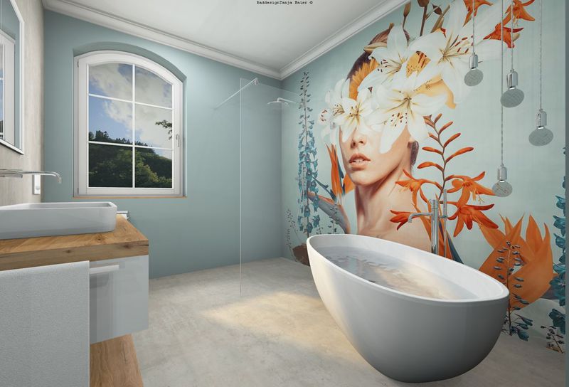 Bad in Salbeigrün mit floralem Wandbild