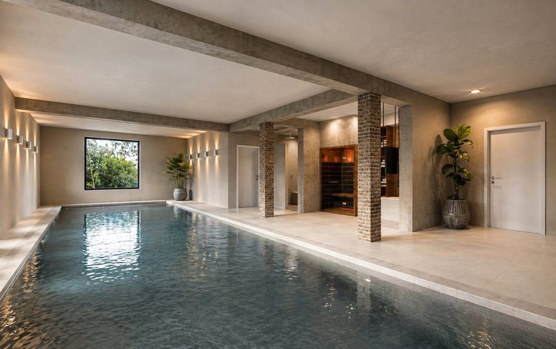 Bad unter Holzbalken mit eingebauter Badewanne
